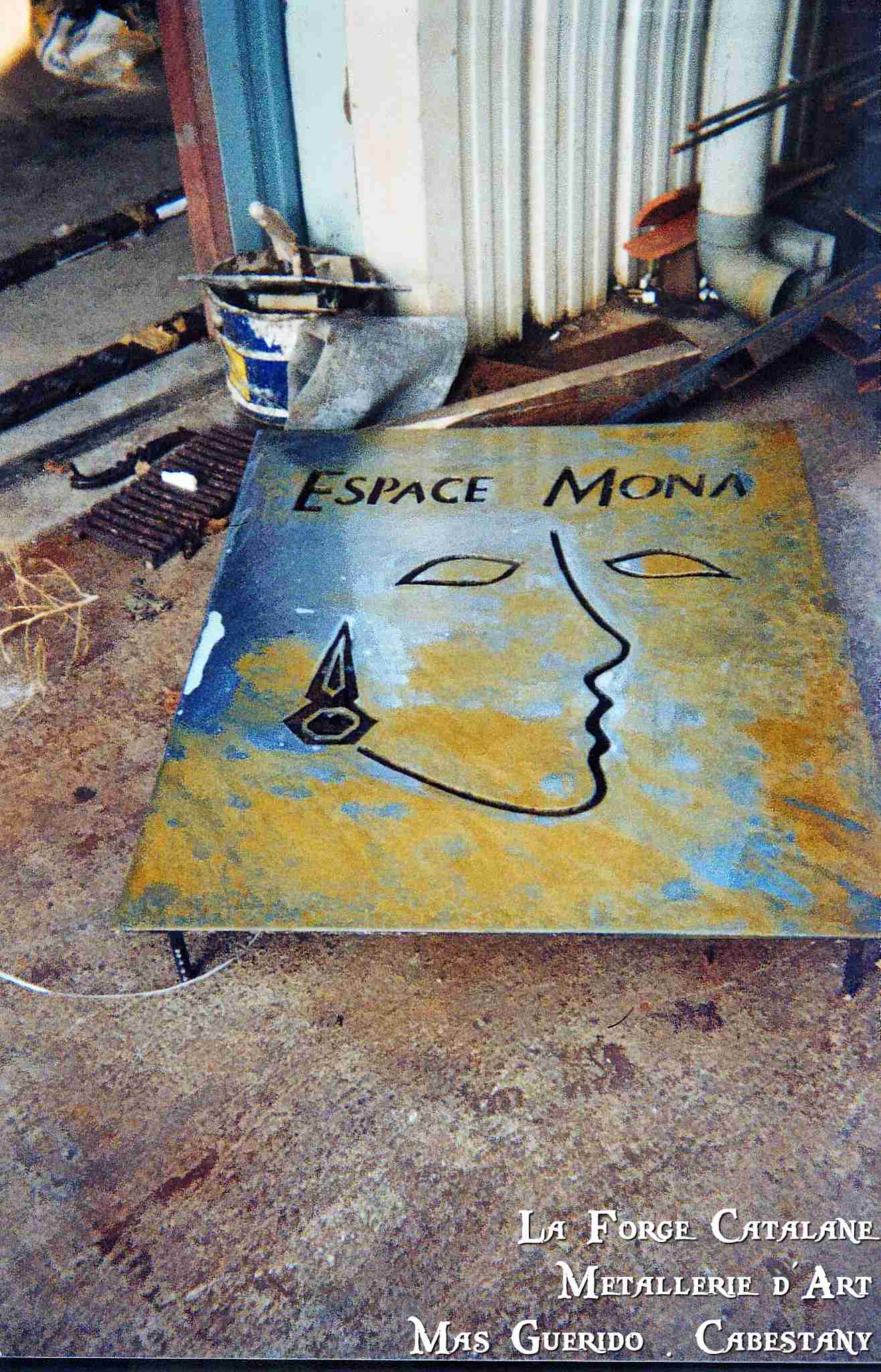 Enseigne mona parfum perpignan forge catalane.jpg